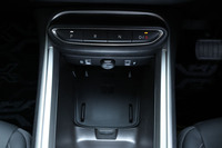 センターコンソール前方にプッシュスイッチ式のシフトセレクターを配置。ワイヤレスチャージングパッドやUSB Type-AとType-Cのポート、DC12Vの電源ソケットなどを標準装備としている。