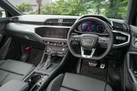 ワイドさを強調したというインストゥルメントパネルは「Q3」と「Q3スポーツバック」とで共通。センターディスプレイ周辺などにフロントマスクと同じ多角形デザインが反復されている。
