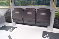 車内の様子。座席を識別しやすいよう、フロアとは対照的なカラーが採用されている。