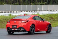 新旧モデルで、2570mmのホイールベースは変わらない。全長はわずかに25mmだけ長くなっている。