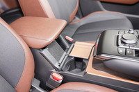 センターコンソールまわりにはコルクが多用されている。カップホルダーのふたは、起こすとコンソールボックスのカバーになる。