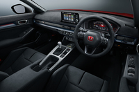 「レーシングブラックパッケージ」は真っ黒に仕立てたインテリアが特徴。光の反射を抑えて運転に集中できる環境をという狙いだ。