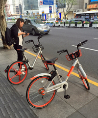 こちらは、「ofo」とは別のバイクシェアリングサービス「モバイク」。30分1元（約16円）という低価格が、セリングポイントのひとつになっている。