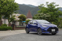 フルモデルチェンジを機に「ヴィッツ」からグローバルネームの「ヤリス」に改名。1.5リッター直3ガソリンエンジン搭載車には、CVTに加え6段MTが設定されている。