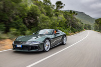 「12チリンドリ スパイダー」の0-100km/h加速タイムは2.95秒で、同2.9秒のクーペには一歩譲る。最高速は同値（340km/h）となっている。