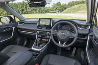 「RAV4」のインテリアではインストゥルメントパネルの高さを抑えて見切りのよさに配慮。手が触れる部分には中にパッドの入ったソフトな素材が用いられている。
