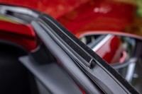 フロントドアのウエザーストリップは2重構造になっている。走行中の風切り音やロードノイズを徹底的に排除し、キャビンの静粛性を高める工夫が施されている。