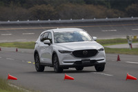 新旧「CX-8」で高速レーンチェンジを試す。撮影していた郡カメラマンも「改良型のほうが揺れの収まりが早い」と話していた。