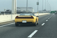 首都高を走行中に、イエローの初代「ホンダNSX」を発見！ ロックオンし、なめるように眺めつつ「フェアレディZ」で追走した。NSXのナンバーは2ケタで、恐らく新車時から所有されているのだろう。