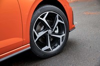 「ボンネビル」と名付けられた5スポークホイールを標準装備する。テスト車には「コンチネンタル・コンチスポーツコンタクト5」タイヤが装着されていた。