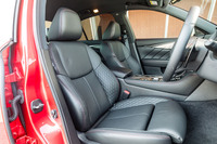 こちらは標準装備の本革スポーツシート。ダイヤキルティングとレッドステッチがあしらわれる。