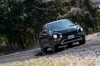 駆動方式は前後アクスルにそれぞれモーターを搭載したツインモーター式4WD。フロントよりもリアモーターをパワフルにすることで高い旋回力を生み出している。