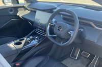 「エレトレ」のコックピット。運転席と助手席の前方には天地の薄い12.6インチの液晶メーターパネルが組み込まれている。