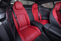 リアシートは左右が独立した2人掛け。座面間のスライドカバーの下にドリンクホルダーやUSB／12Vソケットが配置されている。フロントシートと同じく「ダブル・イン・ダイヤモンド」のシート表皮が特徴だ。