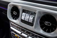 ダッシュボード中央、エアコンの吹き出し口に挟まれるように設置されるデフの切り替えスイッチ。形状は異なっているが、従来からのデザインイメージを踏襲している。