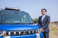 「デリカミニ」の開発にあたってユーザー層やSUV向け車両のニーズを再リサーチ。今本さんは「ターゲットをアクティブシニアからファミリーにシフト。アウトドア系のクルマの位置づけを見直して、デリカミニのコンセプトを固めました」と語った。