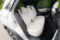 座面の厚みが印象的なリアシート。電動リクライニング機構を備えている。