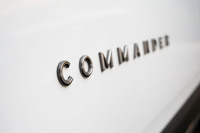 ジープの車種に「COMMANDER（コマンダー）」という車名が用いられるのは、これが2回目。“初代”は2005年に発表された3列シートの大型SUVで、当時のジープのフラッグシップモデルだった。