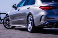 60km/h以下での走行時と駐車時にはリアホイールをフロントホイールと逆方向に最大2.5度ステアし、60km/h以上での走行時には同方向に最大2.5度ステアする後輪操舵システムをオプションで用意している。