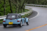 約500kgとボディーは軽く、見たところサスペンションストローク（特にリア）も小さそうな「170」シリーズだが、公道向けのサスペンションを備えた「170S」の走りは、ソフトかつ意外としっかりしている。段差を超えても、跳ねるような挙動は見られない。