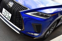 ヘッドランプには「ブレードスキャンAHS」と呼ばれるメカニズムを採用。照射範囲のより細かな制御が可能となり、安全性が高められた。