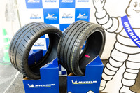 「シビック タイプR」専用設計の「ミシュラン・パイロットスポーツ カップ2コネクト」（左）と「パイロットスポーツ4 S」（右）。FFのハイパワー車に合わせてコンパウンドやタイヤ構造、トレッドパターンが最適化されている。