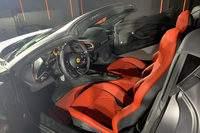 「ピュアでミニマリスト」なデザインが特徴とされる「296GTS」のインストゥルメントパネル。メーター全面が液晶ディスプレイとなる、フルデジタルインターフェイスが採用されている。