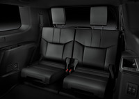 3列目シートは50：50分割の2座。左右席で独立した操作が可能な電動折り畳み機構が備わる。