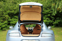 ハッチゲートは写真のように大きく開く。リアコンビネーションランプはクリアタイプが標準。