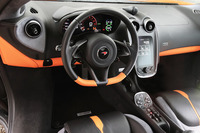 レザーがふんだんに用いられた室内。他のスポーツシリーズのモデルと同じく、サイドシルが狭く、低くなっているため、乗降性に優れる。