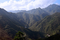 洋上のアルプスといわれる屋久島。険しい山々の間に、屋久島電工の安房川第一発電所が見える。