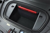 「e-tron GTクワトロ」はフロントに深めのトランクルームが設けられている。