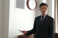 新技術「オロジック」の概要を説明する、ブリヂストン タイヤ研究本部 操安研究ユニットリーダーの松本浩幸氏。
    