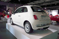 マイクロソフトと共同開発した「eco:Drive」を搭載。車載コンピュータがモニタリングした運転情報データをUSBを介してPCに読み込ませると、専用ソフトウェアが解析し、省燃費や排出量削減のためのアドバイスをしてもらえる。