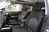 運転席は全車高さ調整が可能。上級グレード「G」には、オプションで本革＋パワーシート＋シートヒーター（21万円）も設定される。