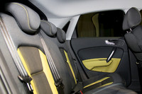 ルーフを後方に伸ばして、後席の居住性を向上させている。