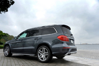 「GL63 AMG」は、「AMGライドコントロールスポーツサスペンション」や「ACTIVE CURVEシステム」など、足まわりにも専用のチューンが施される。