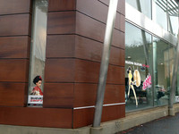 シエナのスズキ販売店。峰不二子や和服女性がウィンドウを飾る。