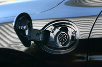 充電リッドは左側のAピラーの付け根に装備。対応しているのは普通充電のみで、急速充電機能はオプションでも用意されていない。
    