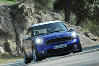 他のMINIと同様に、「ペースマン」でも“ゴーカートフィーリング”のハンドリングがうたわれる。ステアリングのギア比は14.1で、ロック・トゥ・ロックは2.4回転。