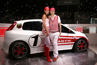 ちゃんと別スタンドとして設営されたアバルト。