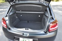 ラゲッジスペースは約270リッター（VDA方式）。後席には6：4分割可倒機構が備わる。