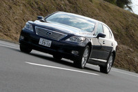 レクサスLS460 バージョンSZ lパッケージ（FR/8AT）／バージョンUZ（4WD/8AT） 【試乗記】の画像