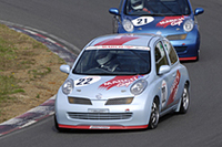  当日はコーナリングスピードを落とすために、縁石を踏んではいけないという特別規定が処されていた。カメラでチェックされ、ペナルティは一回で10秒加算。