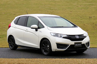 ブラックのエクステリアパーツなど、市販予定のアクセサリーが装着された「モデューロ フィット」。