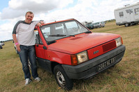 1984年型「フィアット・パンダ34」と、リヨン郊外在住のエンリク・リティーエさん。