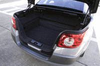 写真はクーペ状態での荷室。クリックするとオープン時の荷室が見られます。