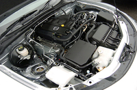 エンジンは3グレード共に共通。最高出力170ps（ATは166ps）と、最大トルク19.3kgmを発生する。【テスト車（ロードスター）のオプション内容】SRSサイドエアバッグ＝3万1500円／アドバンストキーレスエントリー＆スタートシステム＝3万1500円／撥水機能＝(フロントガラス/ドアガラス/ドアミラー)＝1万500円／フルオートエアコン＝2万1000円／ディスチャージヘッドランプ＝5万2500円／BOSEサウンドシステム＋7スピーカー＋AM/FMラジオ6連奏CDチェンジャー＋本革巻きステアリング(オーディオリモートコントロールスイッチ付)＝9万9750円