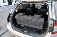 3列目シートは床下に格納される。（写真をクリックすると格納の様子が見られます）