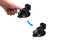 最も大きく変わったのが取り付けスタンドの固定方法。これまでの粘着式ではなくワンタッチでスタンドごと脱着できる吸盤式となった。見た目もスマートだ。
